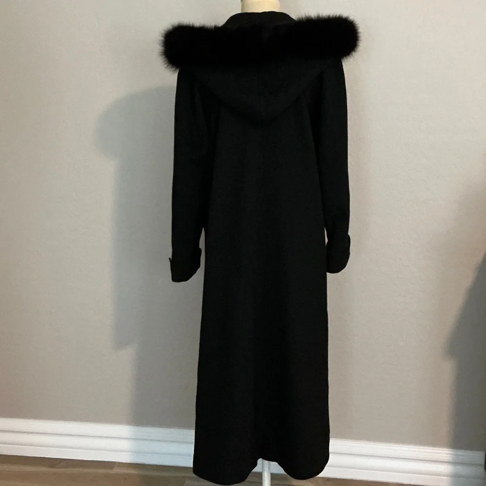 Elegant Black Luxury Trench Coat with Fur Collar - Picture 2 of 8